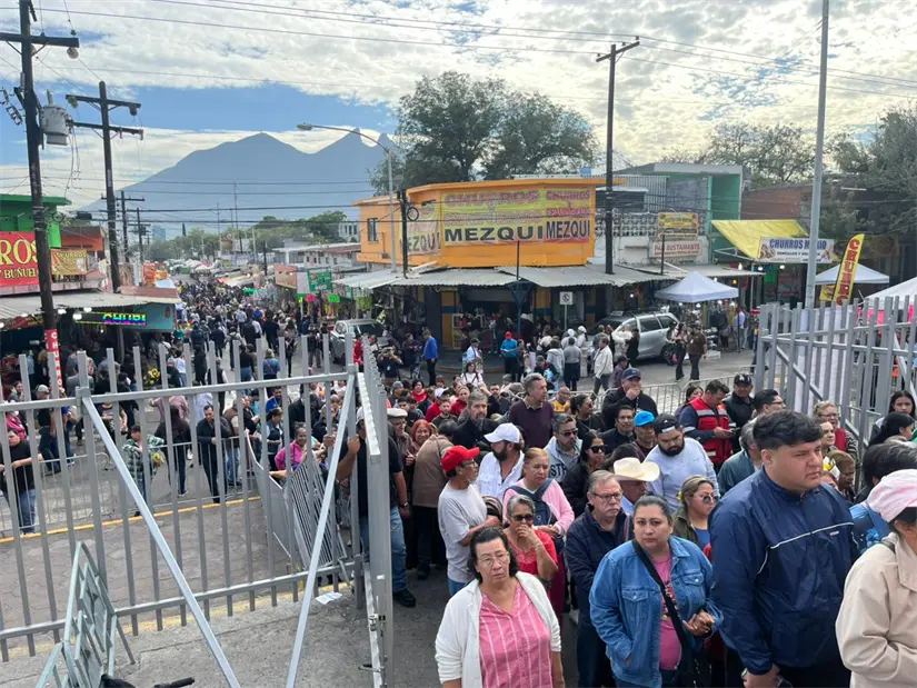 imagen recuadro feligreses en fila para la Basílica de Guadalupe Foto: POSTAMX