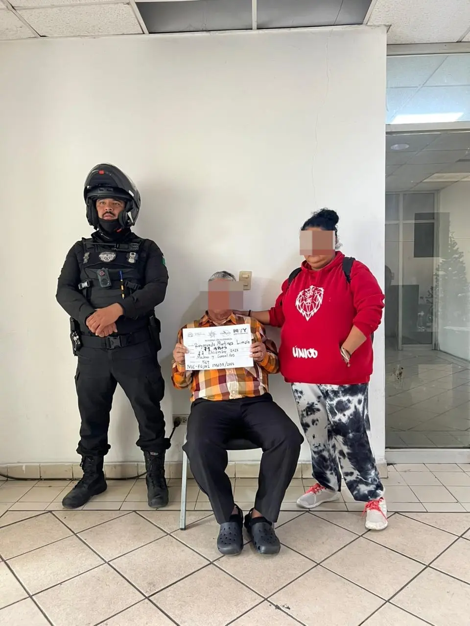 imagen recuadro El adulto mayor fue localizado en buen estado de salud y entregado a sus seres queridos. Foto: Policía de Monterrey.
