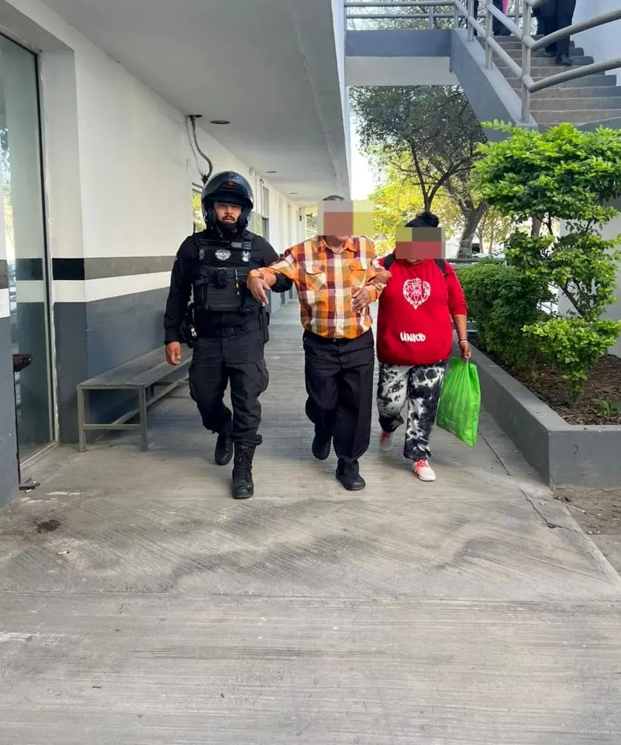 imagen recuadro El adulto mayor fue localizado en buen estado de salud y entregado a sus seres queridos. Foto: Policía de Monterrey.