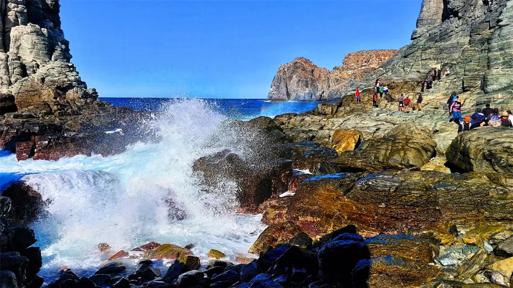 Así es caminar sobre los acantilados del dios del mar en Baja California Sur