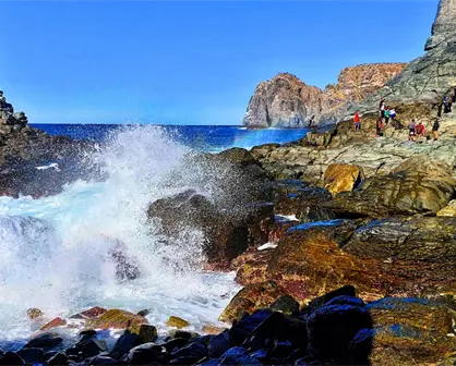 Así es caminar sobre los acantilados del dios del mar en Baja California Sur