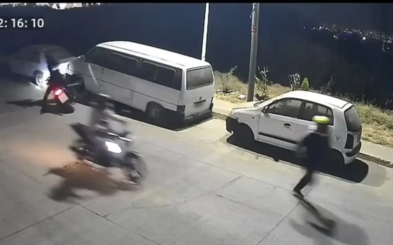 Una captura del video viral exhibe el violento modus operandi de la banda de roba motos que opera en Valle de Chalco e Ixtapaluca. Foto: El Monitor (Canva)