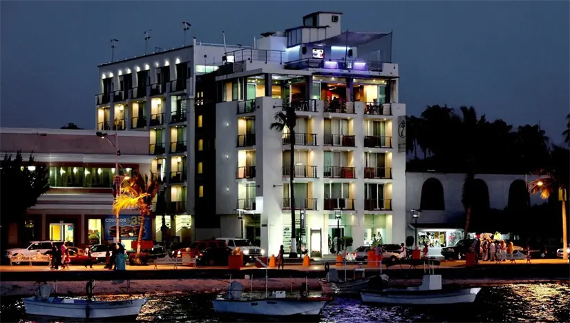 imagen recuadro Hotel 7Crown frente al Malecón de La Paz. Foto: TripAdvisor.