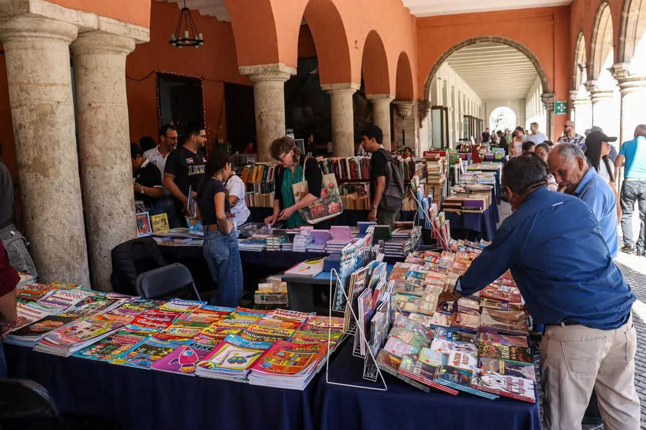 La feria ofrece una amplia variedad de títulos, desde clásicos de la literatura hasta en lengua maya. Foto: Christian Espadas