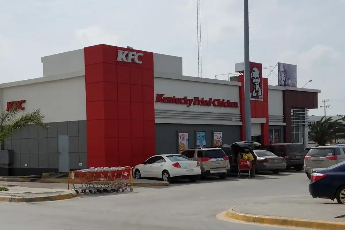 Establecimiento que opera bajo las siglas de KFC en Reynosa y del que la cadena internacional de comida rápida se deslinda. Foto: Carlos García