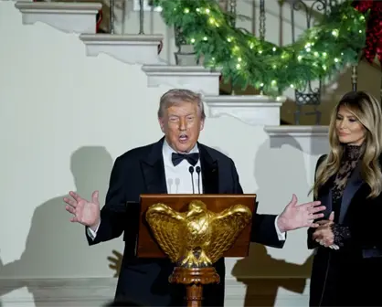 Captan la mano de Donald Trump cubierta con maquillaje y desata preocupación por su salud | VIDEO