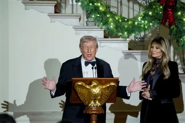 Captan la mano de Donald Trump cubierta con maquillaje y desata preocupación por su salud | VIDEO Captan la mano de Donald Trump cubierta con maquillaje y desata preocupación por su salud | VIDEO