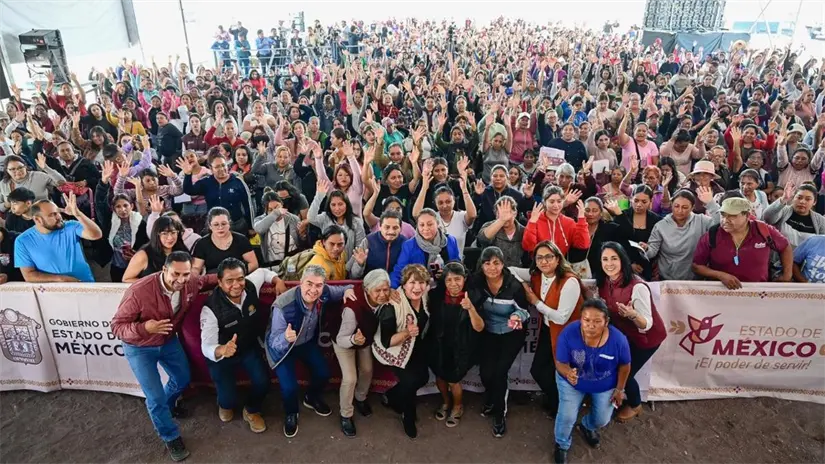 imagen recuadro Durante el evento “Logros Bienestar 2025” se entregaron certificados de estudios superiores y media superior a mexiquenses. Foto: X | @delfinagomeza