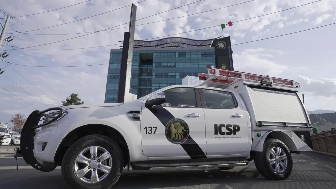 El edificio de la Fiscalía General de Justicia de Nuevo León y una unidad oficial. Foto: Fiscalía General de Justicia de Nuevo León