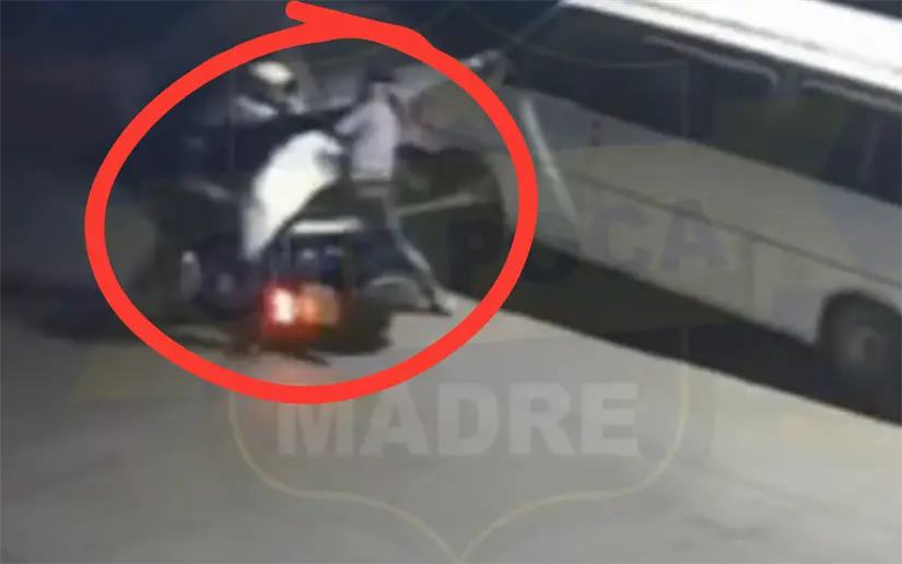 imagen recuadro Momento exacto en el que los hombres comienzan a golpear a la víctima. Foto: X/ @QuePocaMadre_Mx (Captura)