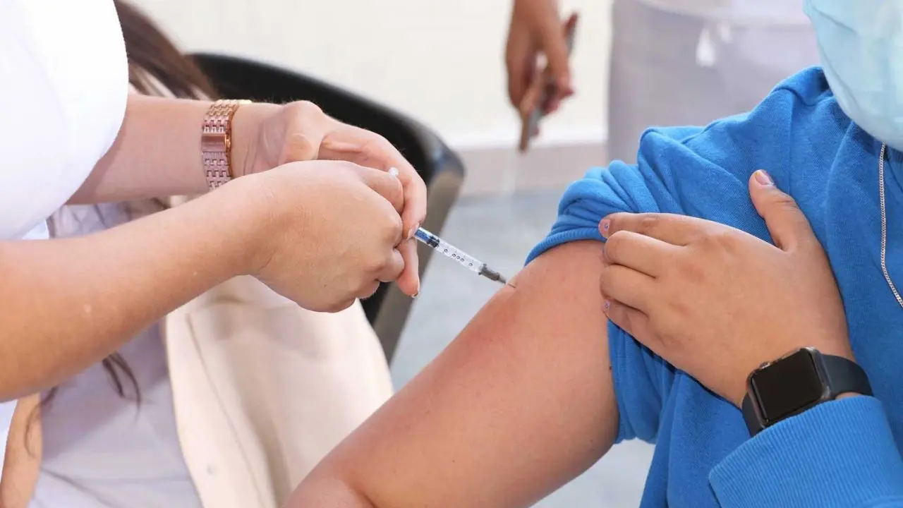 El programa de vacunación permanece activo durante la temporada invernal. Foto: Canva | IMSS