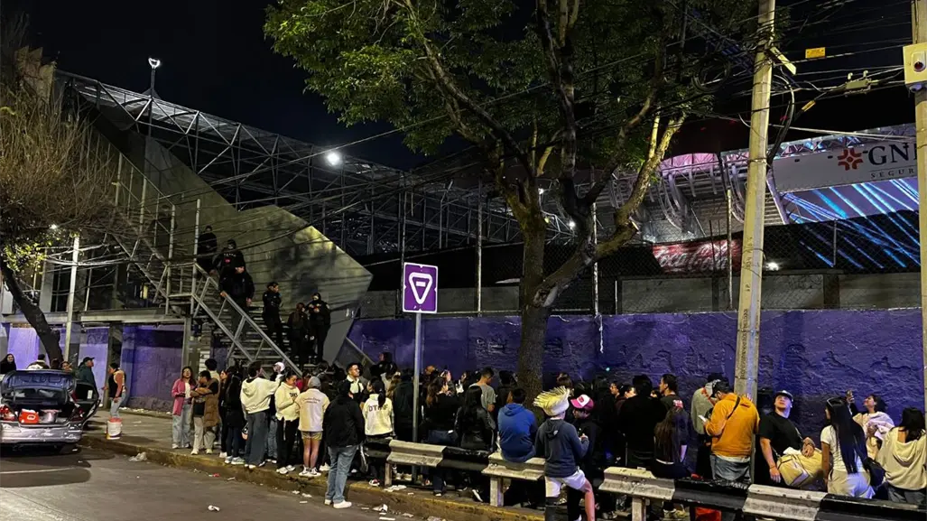 Policías desalojan a fans que no alcanzaron boletos para Bad Bunny