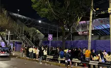 Policías desalojan a fans que no alcanzaron boletos para Bad Bunny Policías desalojan a fans que no alcanzaron boletos para Bad Bunny