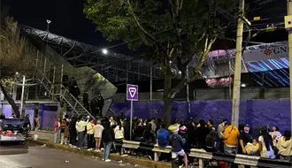 Policías desalojan a fans que no alcanzaron boletos para Bad Bunny