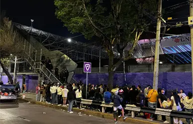 Policías desalojan a fans que no alcanzaron boletos para Bad Bunny