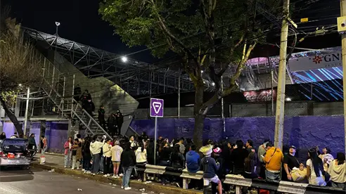 Policías desalojan a fans que no alcanzaron boletos para Bad Bunny