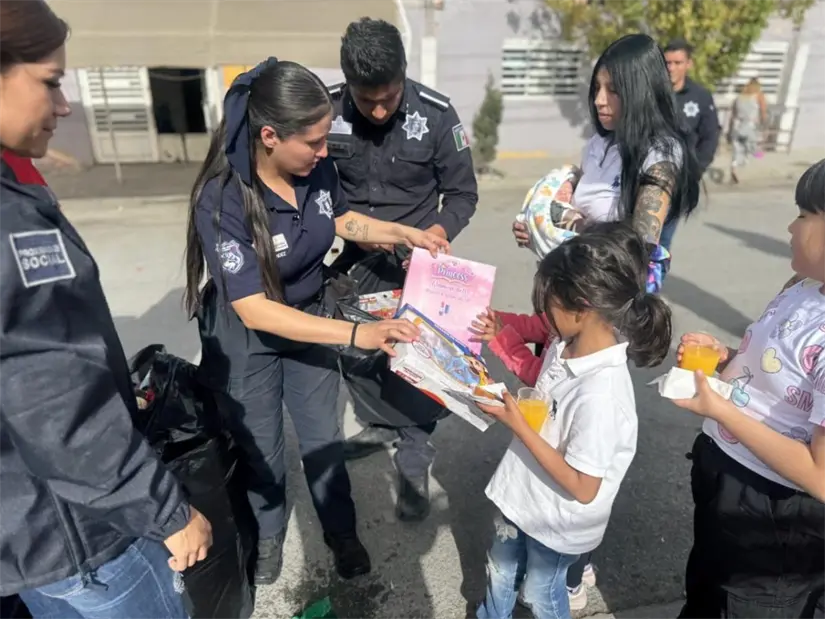 imagen recuadro Durante el evento se repartieron piñatas, dulces, pastel y juguetes, estos últimos donados por estudiantes de diversos colegios de la ciudad./Foto: Policía de Saltillo