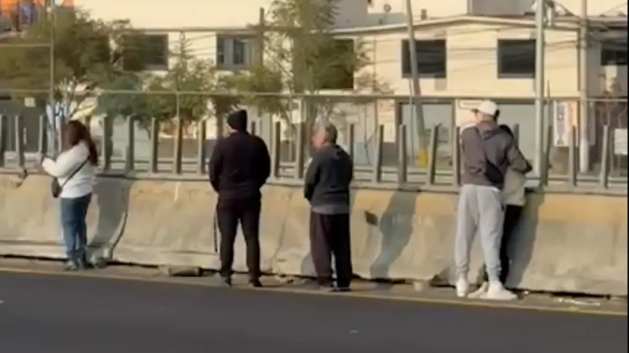 Familiares de la víctima presentes en la zona en donde se registró el accidente en Edomex. Foto: X (@MrElDiablo8)