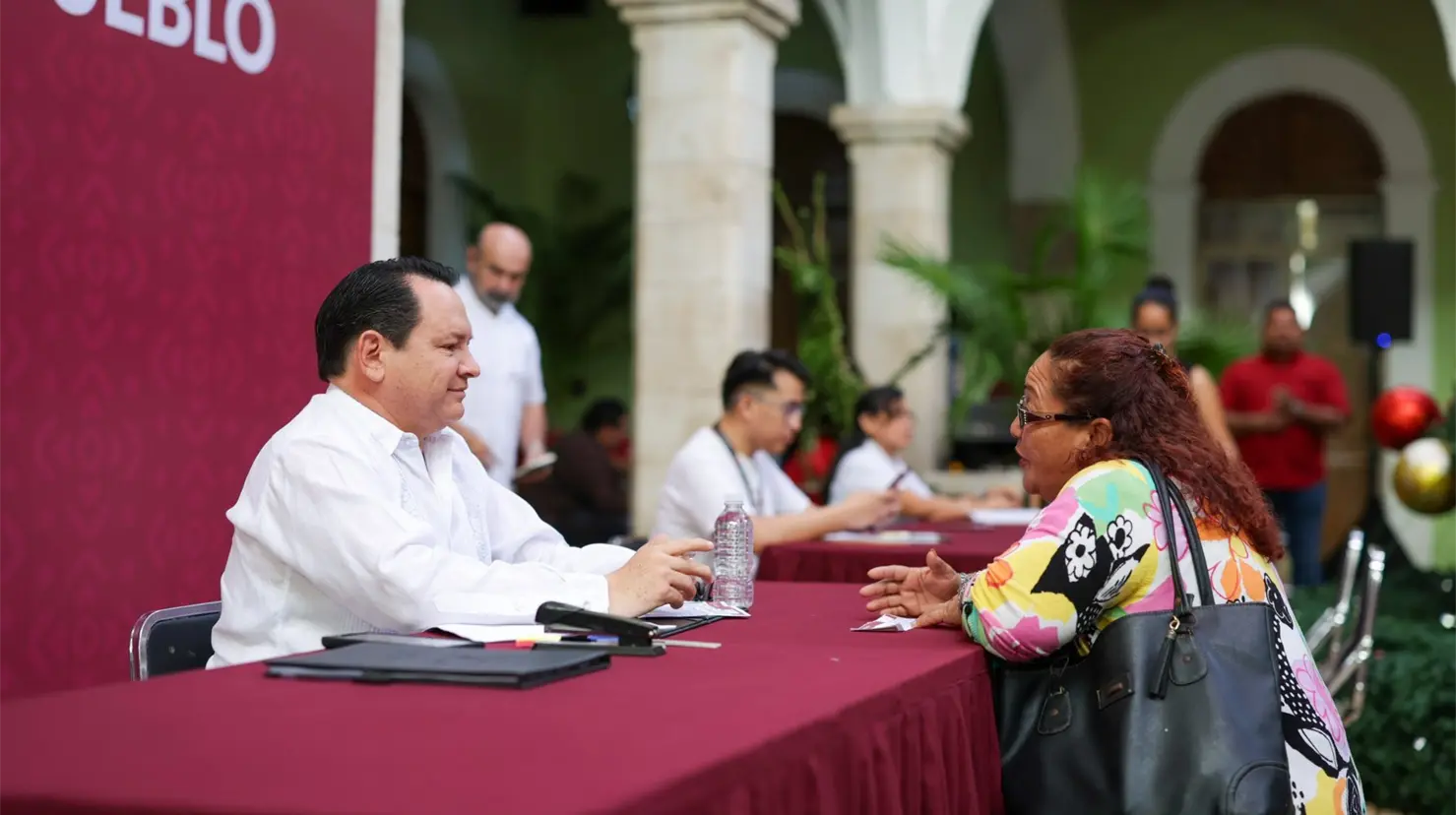 El gobernador escuchó las solicitudes de los ciudadanos. Foto: Cortesía