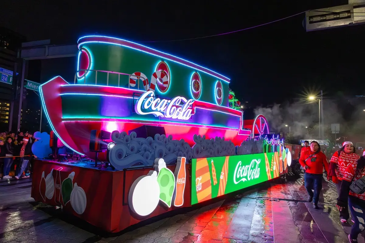 La magia de la Caravana Coca-Cola 2025 vuelve al centro de Monterrey con la regia Navidad Mundialista. Foto: Facebook Arca Continental