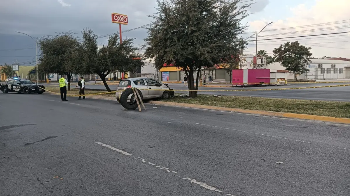 Autoridades acordonaron el lugar del accidente vial que dejó como saldo una mujer muerta y un hombre lesionado en la avenida Los Astros, del Barrio Alameda, en el municipio de Monterrey. Foto: Protección Civil de Monterrey