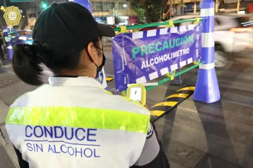 Oficial de tránsito de la SSC realizando el programa Conduce sin Alcohol en CDMX.  Foto: SSC-CDMX