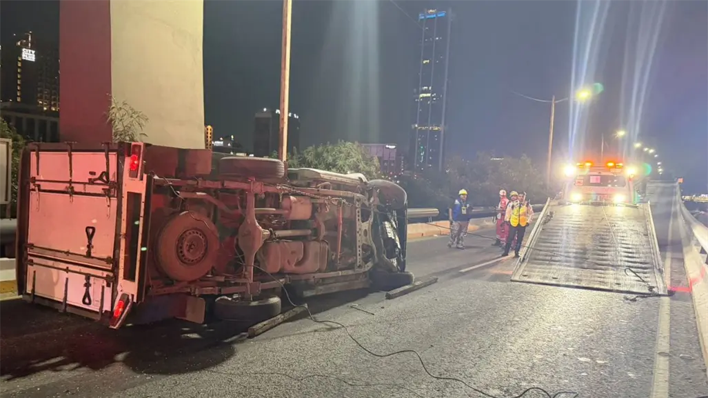 Volcadura con lesionados provoca caos vial en Morones Prieto