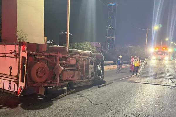 Volcadura con lesionados provoca caos vial en Morones Prieto Volcadura con lesionados provoca caos vial en Morones Prieto