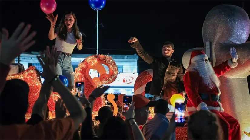 imagen recuadro Niñas y niños disfrutaron del espectáculo navideño que iluminó las calles del municipio. Foto: Gobierno de Nuevo León