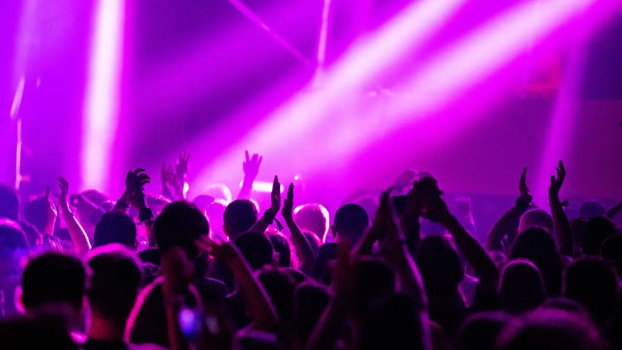 Imagen alusiva a un bar con luces Foto: Canva