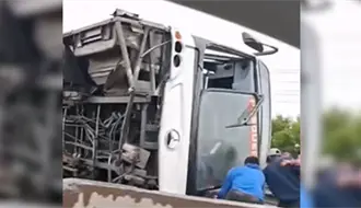 Reportan aparatosa volcadura de camión urbano en Apodaca