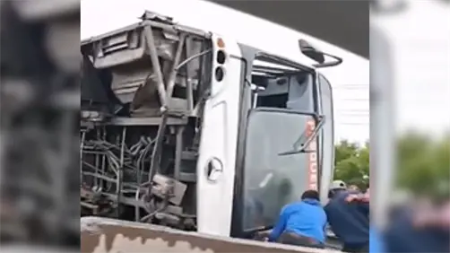 Camión urbano se vuelca en Miguel Alemán en Apodaca; hay al menos 8 muertos Camión urbano se vuelca en Miguel Alemán en Apodaca; hay al menos 8 muertos