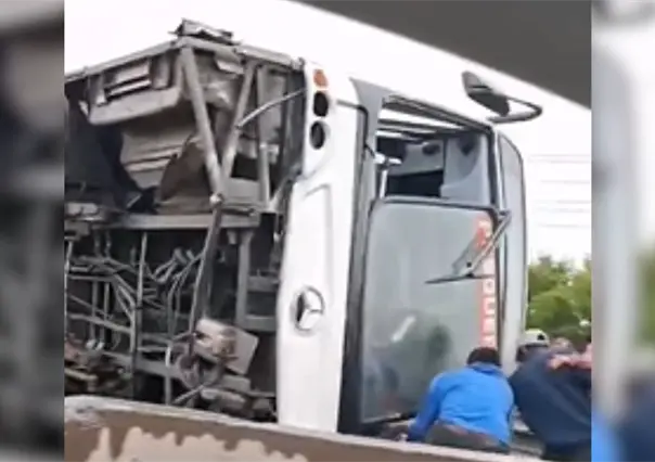 Cami&oacute;n urbano se vuelca en Miguel Alem&aacute;n en Apodaca; hay al menos 8 muertos