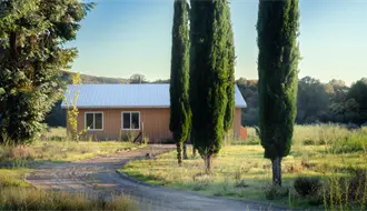 ¿Dónde ver nevar en Baja California? Conoce las cabañas alpinas más recomendadas en Airbnb