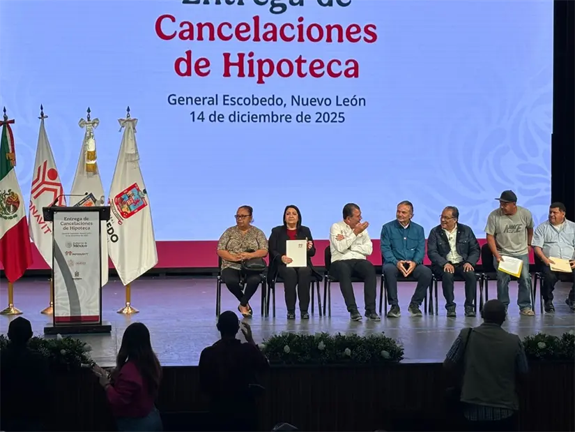 imagen recuadro El alcalde de Escobedo, Andrés Mijes, y el director de Infonavit, Octavio Romero Oropeza, a su llegada al evento donde se entregaron mil 200 cancelaciones de hipoteca. Foto: Vianney Carrera