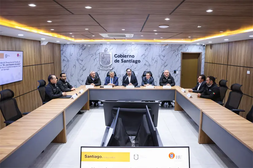 imagen recuadro Autoridades de la UANL y del Ayuntamiento de Santiago durante la firma del contrato de donación del predio para el nuevo hospital Foto: UANL