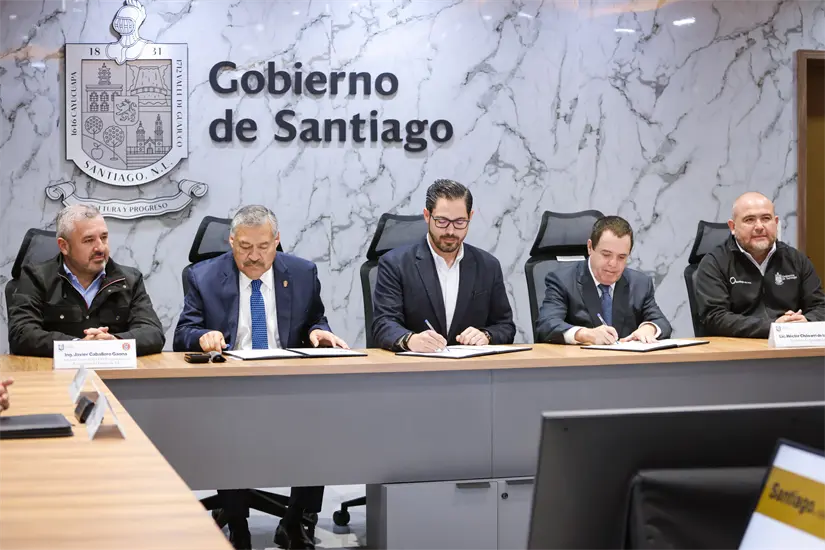 imagen recuadro La firma del convenio se realizó en la Sala de Cabildos de Santiago Foto: UANL