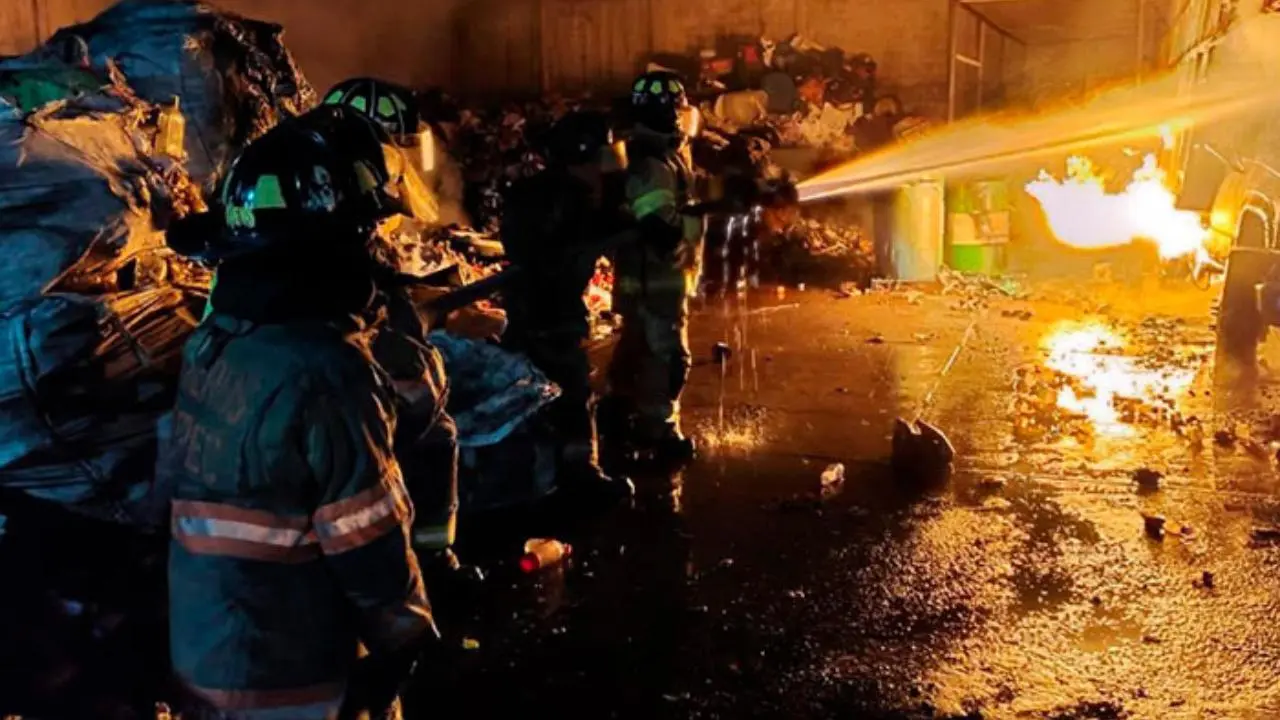 El control del incendio se logró gracias a la coordinación de Bomberos, Guardia Nacional, Policía Estatal y Secretaría de Marina. Foto: digitalmex.mx