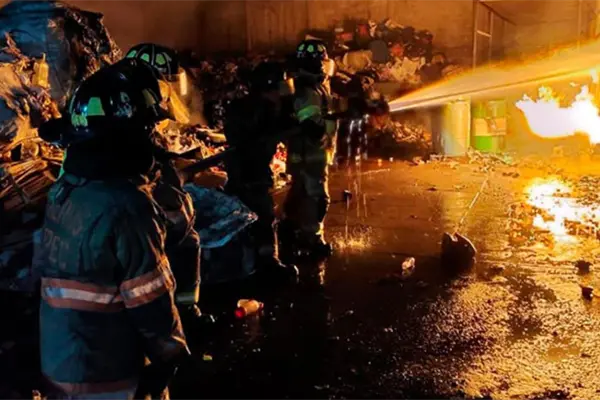 Incendio en recicladora de Ecatepec moviliza a bomberos y autoridades del Edomex Incendio en recicladora de Ecatepec moviliza a bomberos y autoridades del Edomex