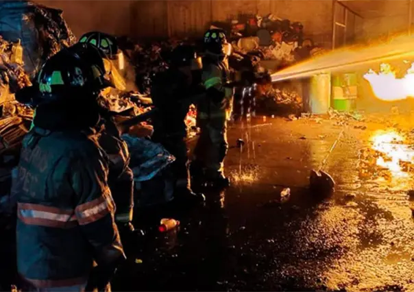 Incendio en recicladora de Ecatepec moviliza a bomberos y autoridades del Edomex
