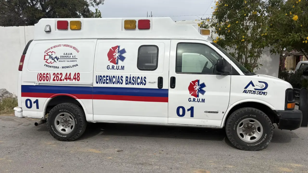 Los paramédicos acudieron al domicilio y, tras valorar al joven, detectaron que presentaba signos vitales muy bajos./Foto: FB Monclova 24/7