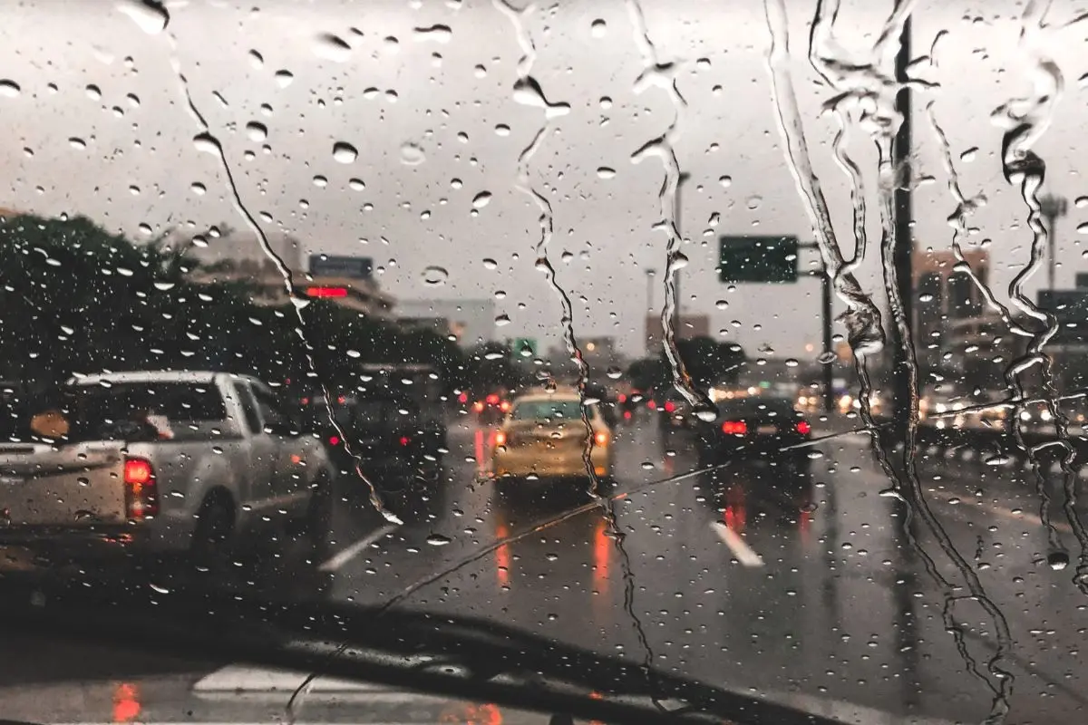 El frente frío 21 de la temporada está generando lluvias en el área metropolitana de Monterrey y un descenso gradual de las temperatruras. Foto: Canva