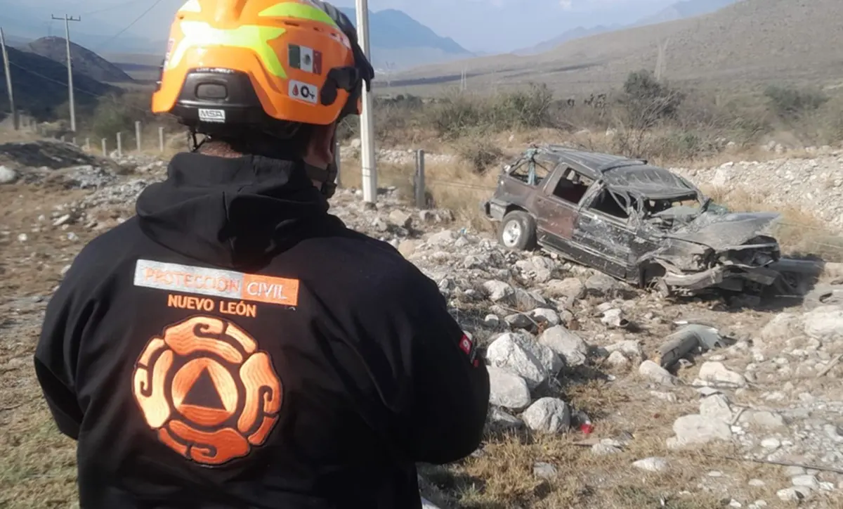 Protección Civil de Nuevo León, Fuerza Civil y Protección Civil de García acudieron al reporte de la volcadura que dejó un muerto en la carretera Monterrey - Saltillo, del municipio de García. Foto: Protección Civil de Nuevo León