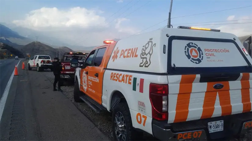 imagen recuadro Las unidades de Protección Civil de Nuevo León y Protección civil de García abanderaron el área donde ocurrió la volcadura en la carretera Monterrey - Saltillo del municipio de García. Foto: Protección Civil de Nuevo León