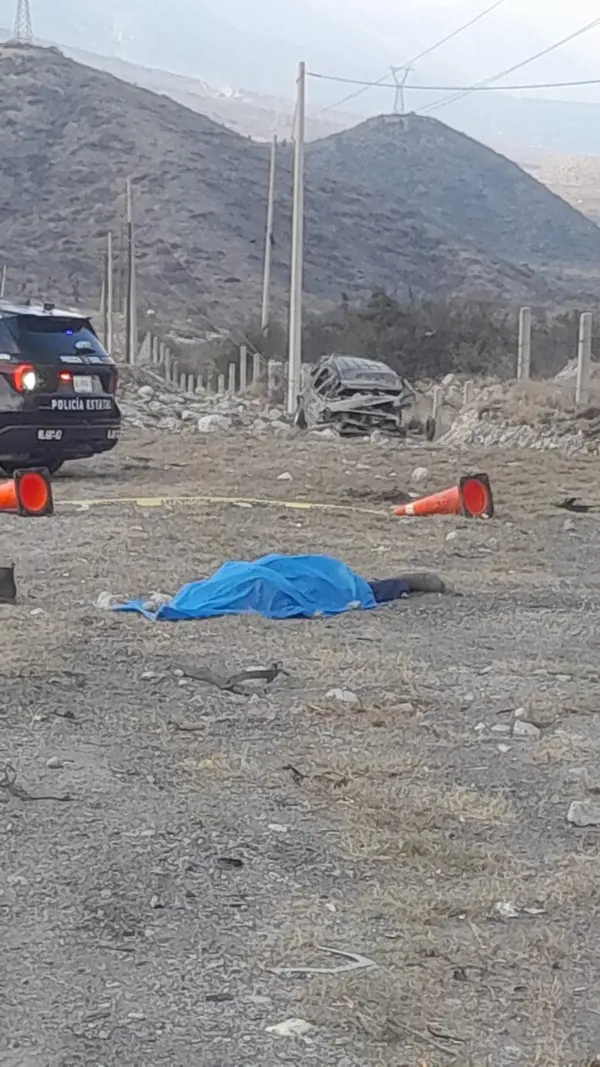 imagen recuadro El cuerpo del joven Esteban Cota de Jara, de 21 años de edad, quedó fuera de la camioneta tras la volcadura. Foto: Protección Civil de Nuevo León