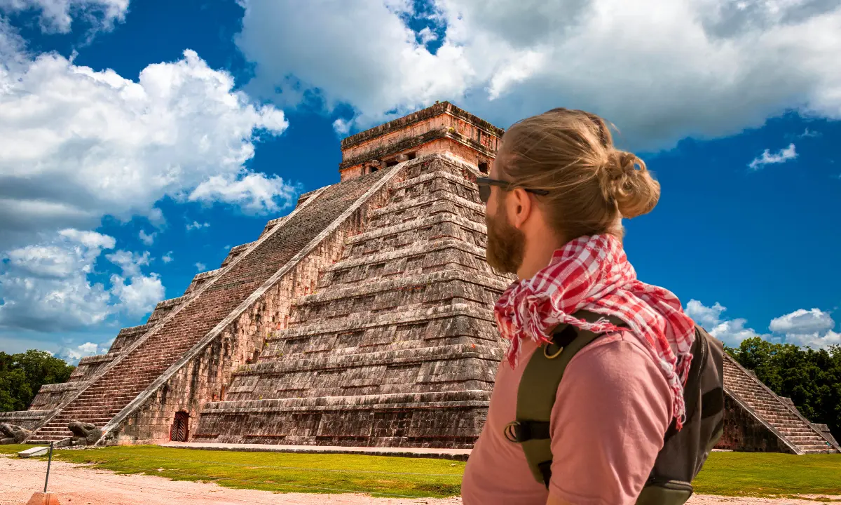 Desde 2008 está prohibido subir las escalinatas de la pirámide de Kukulcán, en Chichén Itzá Foto: Canva/Alexis Lara