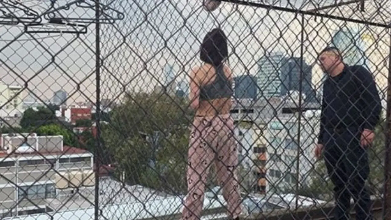 Policía de CDMX auxiliando a mujer que intentaba lanzarse de un edificio en la alcaldía Benito Juárez. Foto: SSC