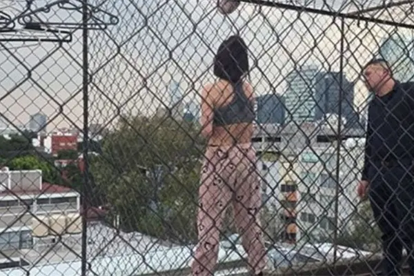 VIDEO | Policías de CDMX salvan a mujer que intentó saltar de un edificio en Benito Juárez VIDEO | Policías de CDMX salvan a mujer que intentó saltar de un edificio en Benito Juárez