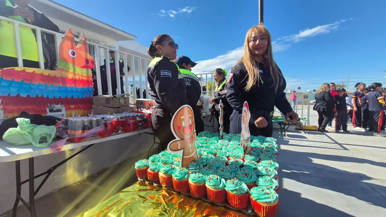 Durante el evento se repartieron piñatas, dulces, pastel y juguetes, estos últimos donados por estudiantes de diversos colegios de la ciudad, lo que reflejó el trabajo conjunto entre sociedad civil y autoridades./Foto: Policía de Saltillo