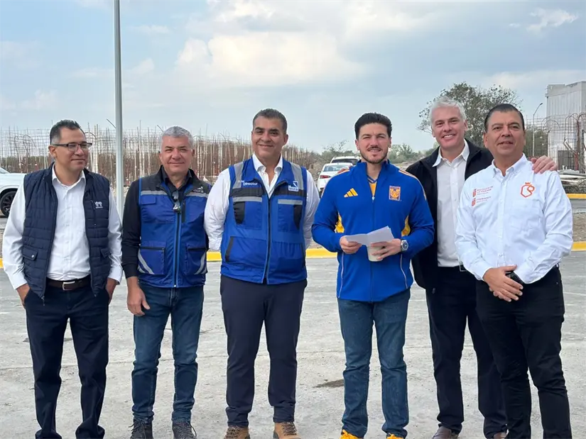 imagen recuadro El gobernador de Nuevo León, Samuel García Sepúlveda, junto a funcionarios en la entrega de escrituras del programa Vivienda del Bienestar. Foto: Vianney Carrera